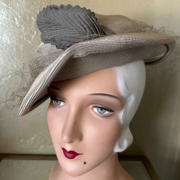 ENTRANCING 1930s' TAUPE STRAW FEDORA WITH GROSGRAIN "FEATHERS" AND MATCHING VEIL